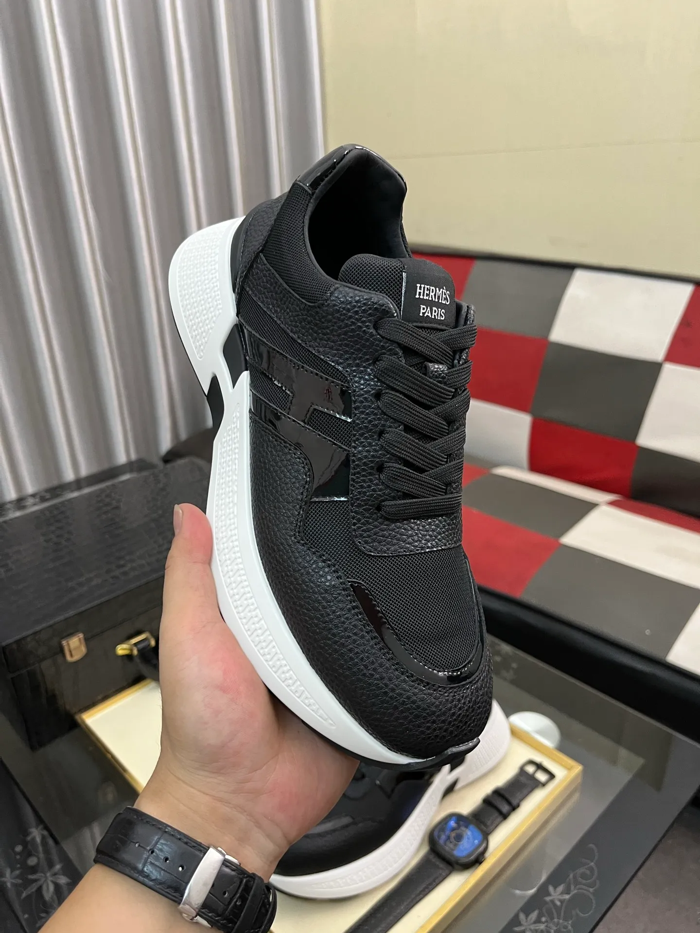 Men's shoes 💰540⌚️⌚️HERMES/Hermès Hugo thick-soled sneakers, casual men's shoes, these sneakers are made of imported first-layer cowhide leather and breathable mesh design. The contrasting color design creates a dynamic and modern shape. The front end of the toe is decorated with natural-color rubber inlays, which is novel and fashionable. The texture is incomparable, with cowhide lining and cowhide foot pads, the upper foot is comfortable and breathable, and the rubber sole is decorated with geometric patterns and iconic "H" details. A very personal one! Size: 38-44